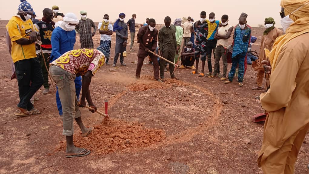 ONG AFLP: Activité de récupération de terre pastoral dégradées à Sorko, commune rurale de Tondikiwindi, Département de Ouallame, région de Tillabéry